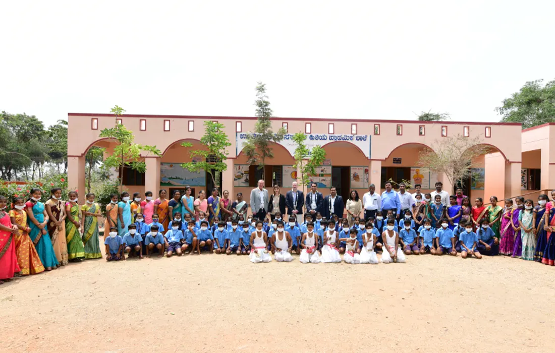 AT&S unterstützt Schulen in der Nähe des AT&S-Werks in Nanjangud unter anderem mit neuen Klassenzimmerausstattungen und Trinkwasseraufbereitungsanlagen.